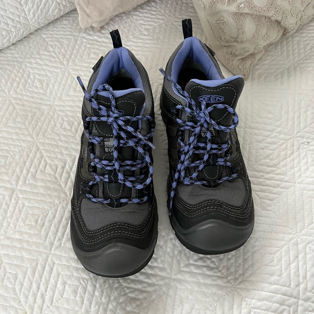 Keen womens shoes in excellent condition size 7.